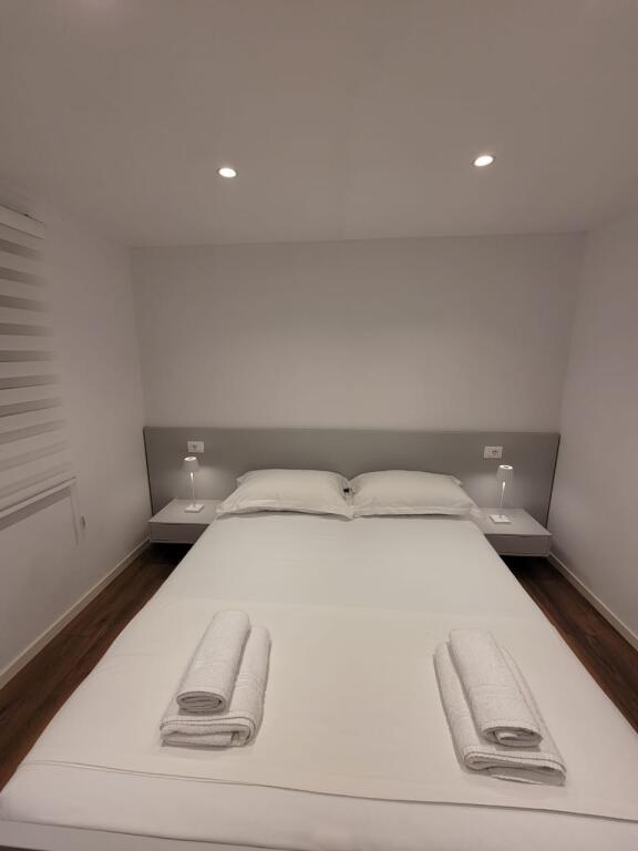 🏠 Ne zonen e Rruges se Durresit,jepet me qera kati i I-re i nje vile,1+1,i sapo mobiluar 60,000Leke