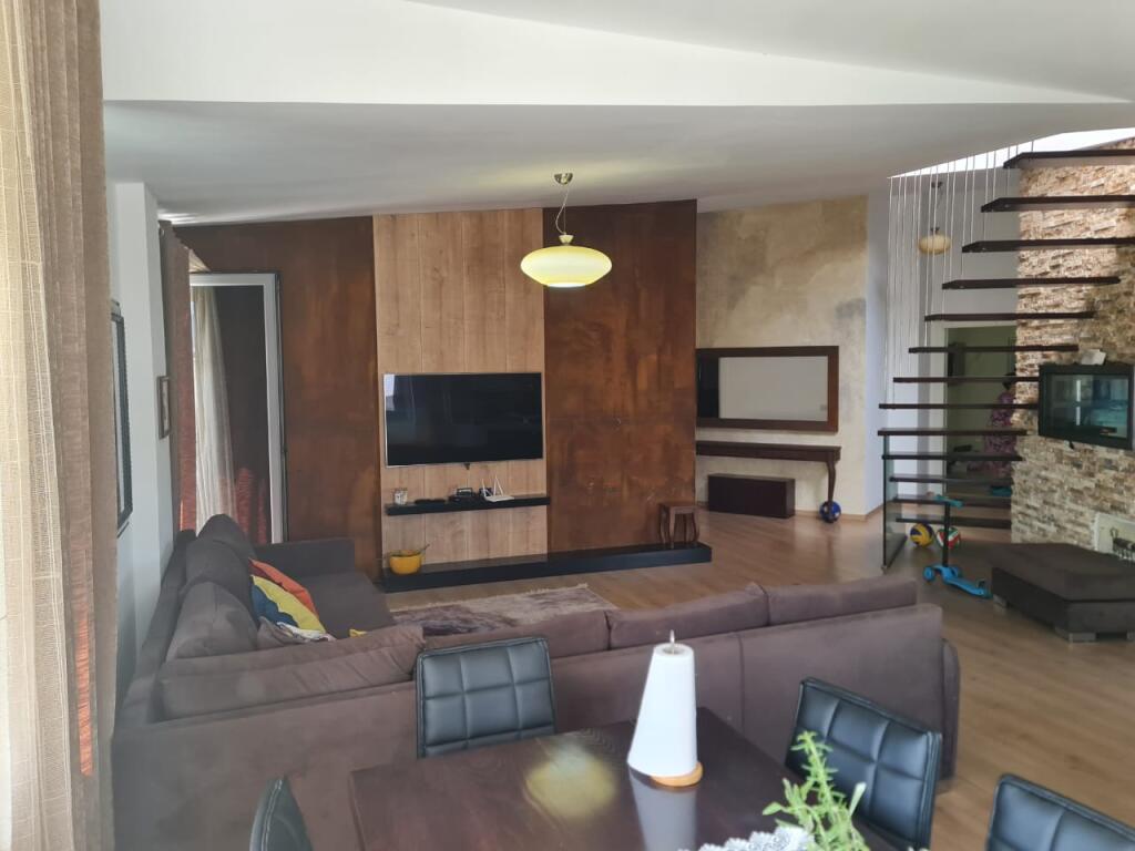 Jepet me qera 3+2 mobiluar ashensor liqeni that 900 eu