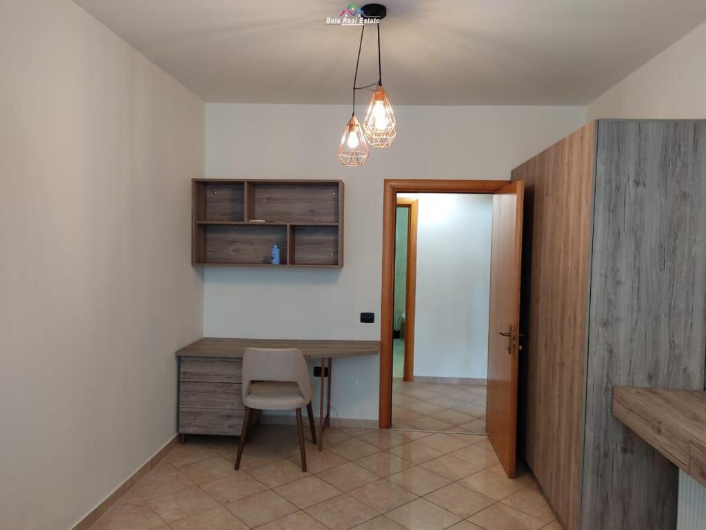 Apartament Me Qera 3+1+2 Tek Komuna e Parisit (ID B230122) Tirane.
