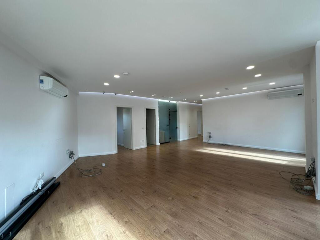 Ambient zyre per qira tek Bulevardi Zogu i Pare.