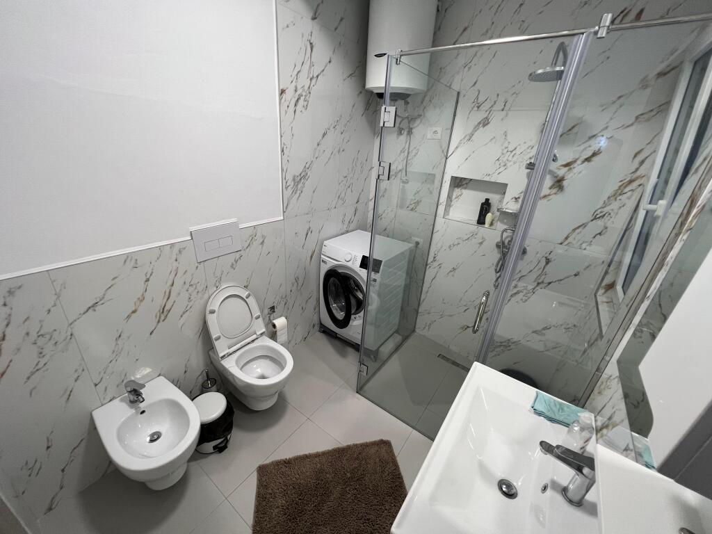 📣 QERA SUPER Apartament 2+1 Me Parking 📍 River Residence, Prane Green City ✨   🏢 Ndertim i Ri  🪜 Kati 7 (Me Ashensor)  🛋️ Mobiluar Me Kushte Bashkekohore  👨👩👧👦 Preferohen Kliente Familjare   💶 Cmimi 700 Euro Bashke Me Parking