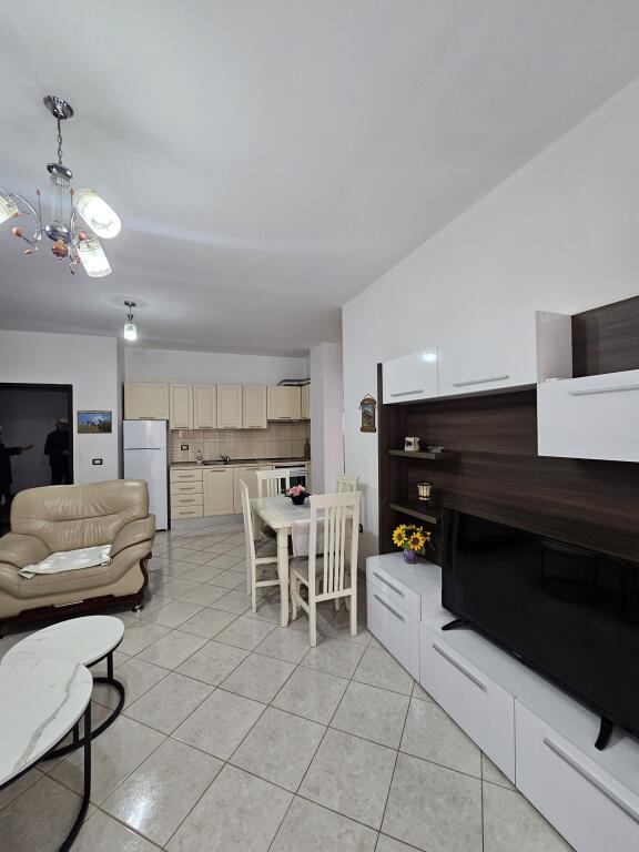 Jepet me Qera: 2+1 +2wc+2 ballkone 📍ASTIR -PRANË RRUGES KRYESORE  Kt.4  PALLAT I RI ME ASHENSOR . CMIMI : 50.000 LEKË/MUAJ  S.110m² ||  TOTALISHT E ARREDUAR.