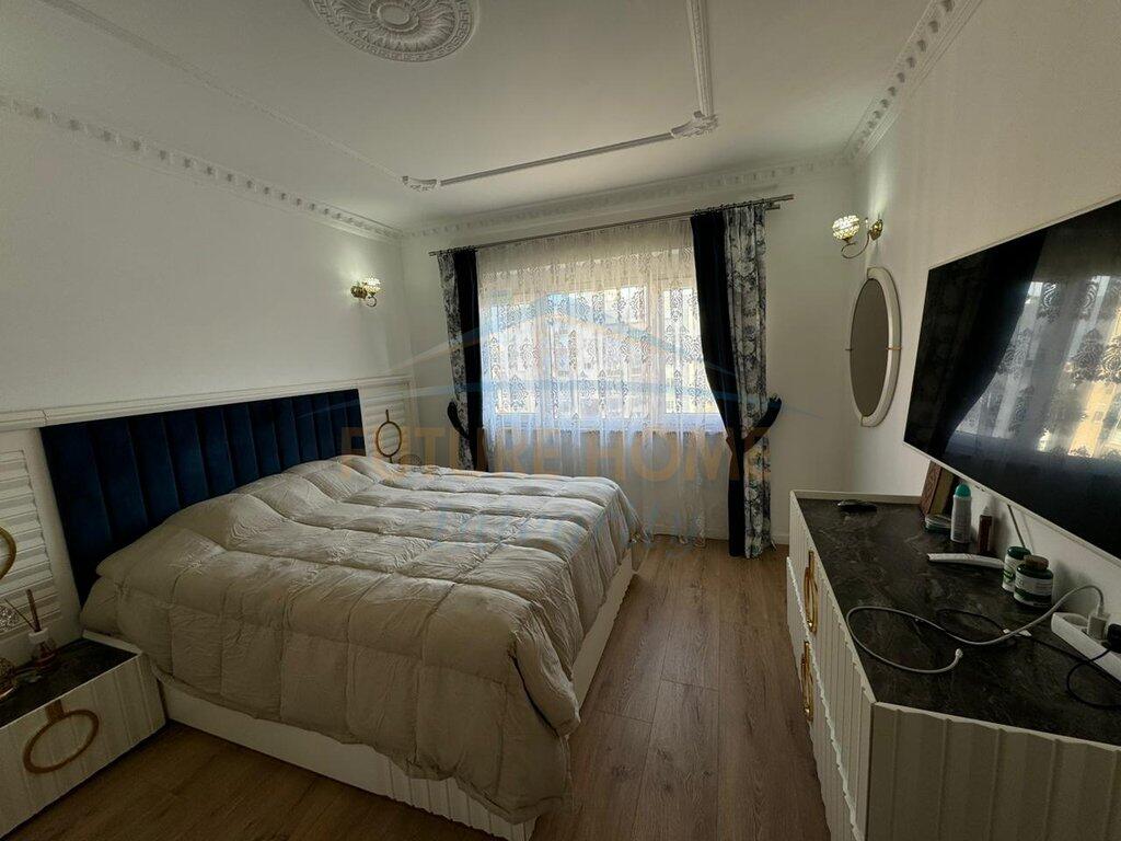 In vendita, Appartamento 3+1+2+Ripostiglio, Laprakë, Tirana.