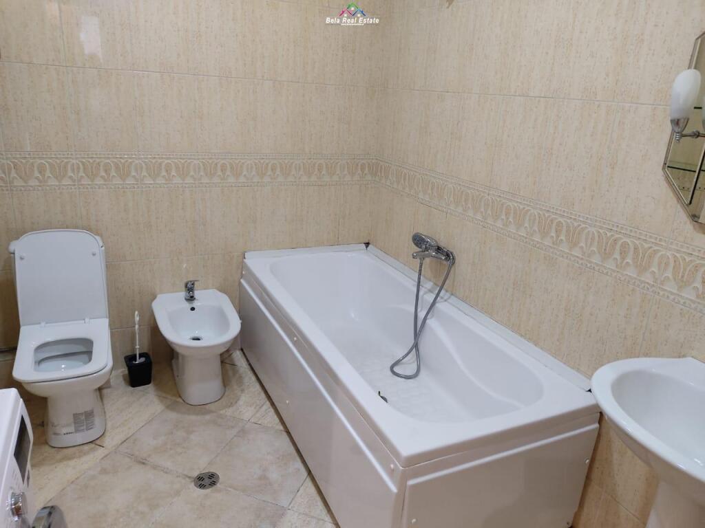 Apartament Me Qera 3+1+2 Tek Komuna e Parisit (ID B230122) Tirane.