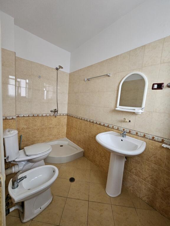 Jepet me Qera: 2+1 +2wc+2 ballkone 📍ASTIR -PRANË RRUGES KRYESORE  Kt.4  PALLAT I RI ME ASHENSOR . CMIMI : 50.000 LEKË/MUAJ  S.110m² ||  TOTALISHT E ARREDUAR.
