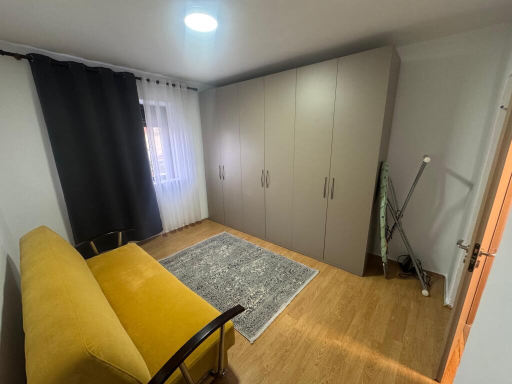 Apartament me qira 2+1 – Pranë kompleksit Asl, Rruga “Kongresi i Manastirit”  • Sipërfaqe: 2 dhoma gjumi + 1 sallon  • Kati: 3, pallat ekzistues  • Gjendja: Totalisht i mobiluar  • Çmimi: 45.000 leke te reja