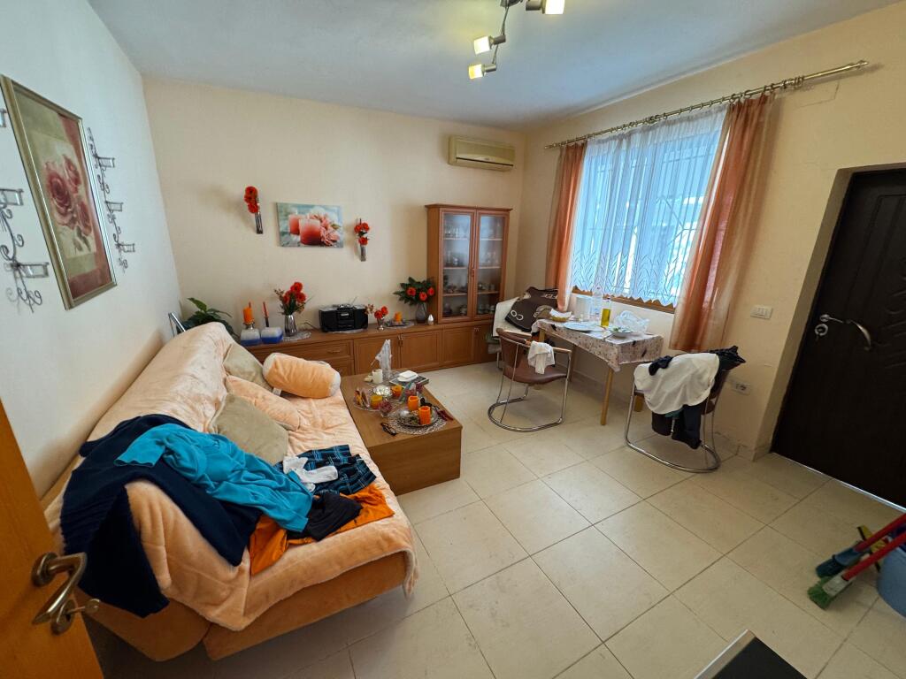 🏡 Jepet me qira shtëpi private në rrugën Frosina Plaku  Shtëpia është e përshtatshme si për banim familjar, ashtu edhe për biznes (kopsht, çerdhe, zyra, etj). 📍 Vendndodhje e qetë dhe e aksesueshme 💰 Çmimi i diskutueshëm