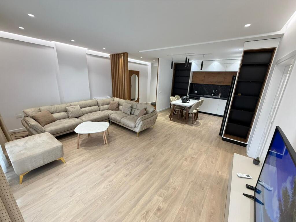 🏢 Apartament 2+1+2 me 2 ballkone për qira – Zogu i Zi  📍 Vendndodhja: Zogu i Zi 🏠 Sipërfaqja: 130 m² 🏢 Kati: 3 (me 2 ashensorë) 🛏 Dhoma: 2 dhoma gjumi + 1 dhomë ndenjeje + 2 tualete 🌅 Ballkone: 2 💶 Çmimi: 1000 €/muaj