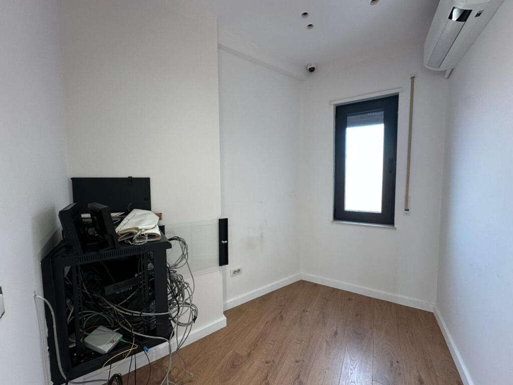 Ambient zyre per qira tek Bulevardi Zogu i Pare.