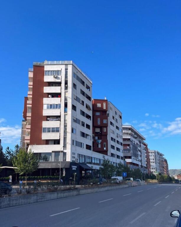 VENDITA MAGAZZINI IN BLV MIGJENI A ASTIR!