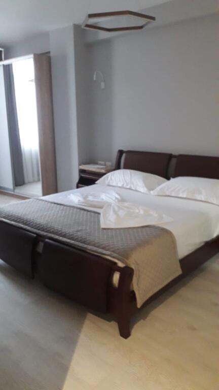 Shitet 2+1,rruga e barrikadave qender,cmimi 280 mije euro,parkim opsional