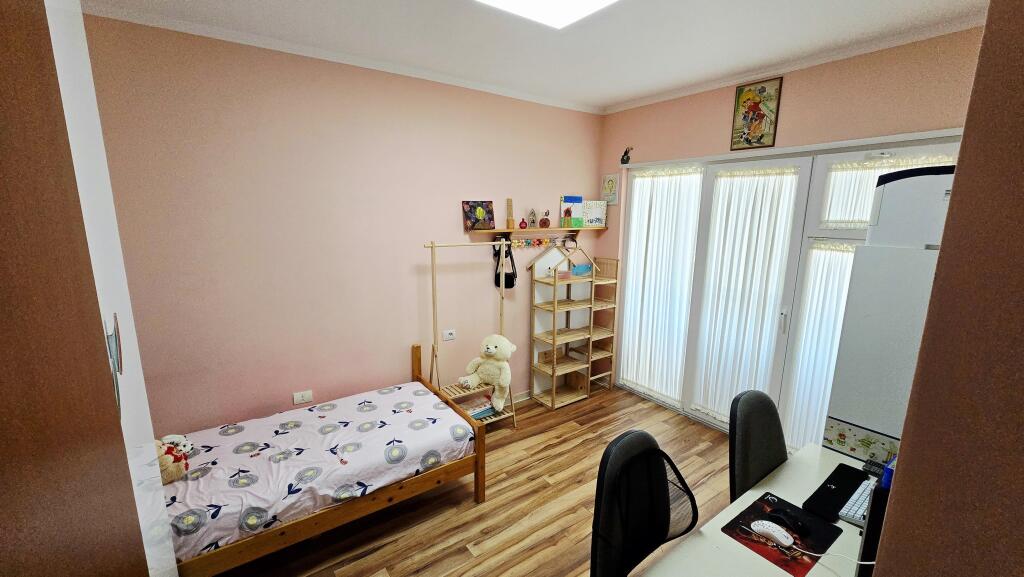 3+1,i mobiluar te liqeni i thate,cmimi 1400 euro me post parkimi