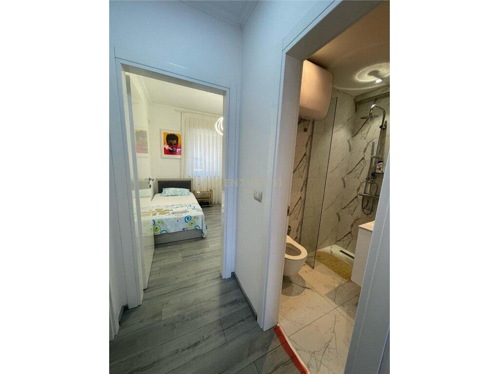 JEPET ME QIRA SUPER APARTAMENT 2+1+2 ME PAMJE DETI NE CURRILA ! 950 € /Muaj