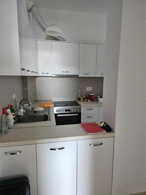 Shitet apartament 1+1 , Rruga e Kavajes prane pasticeri Nela ,Rruga Vace Zela  prane Globe ,105.000euro