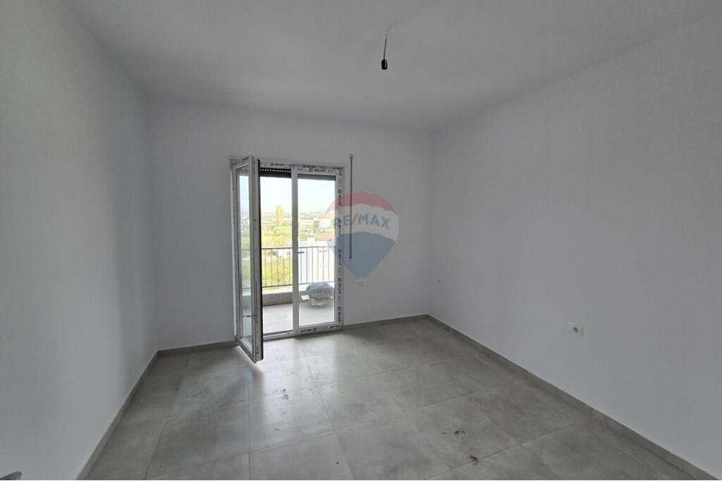 Apartment for sale 2+1+2 in Kamez
