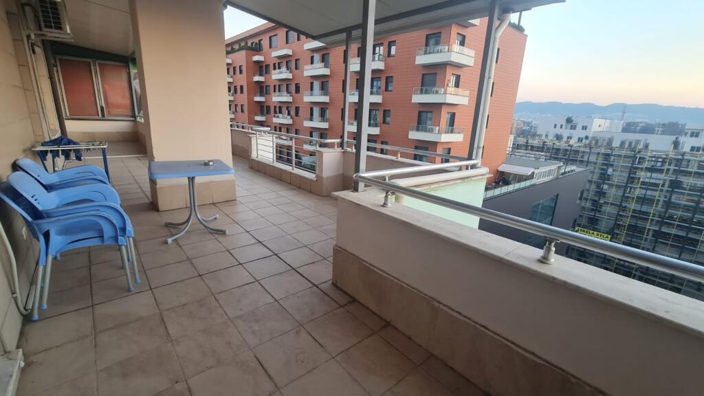 Jepet me qira 2+1 pranë Ring Center, mbi Uba Bank