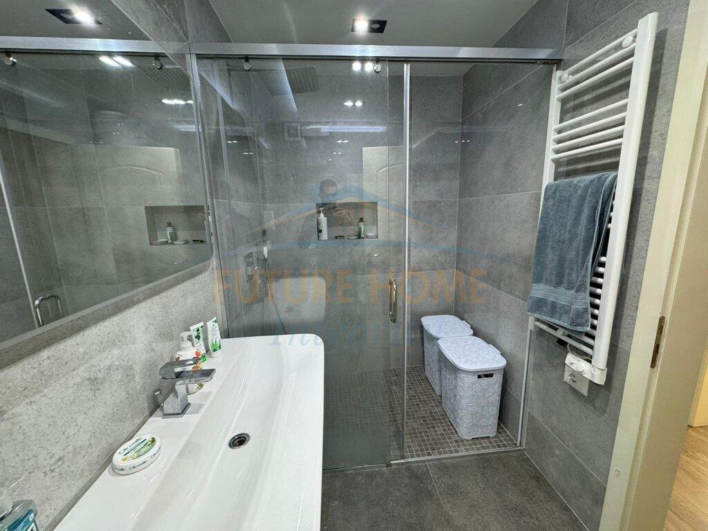 In vendita, Appartamento 3+1+2+Ripostiglio, Laprakë, Tirana.