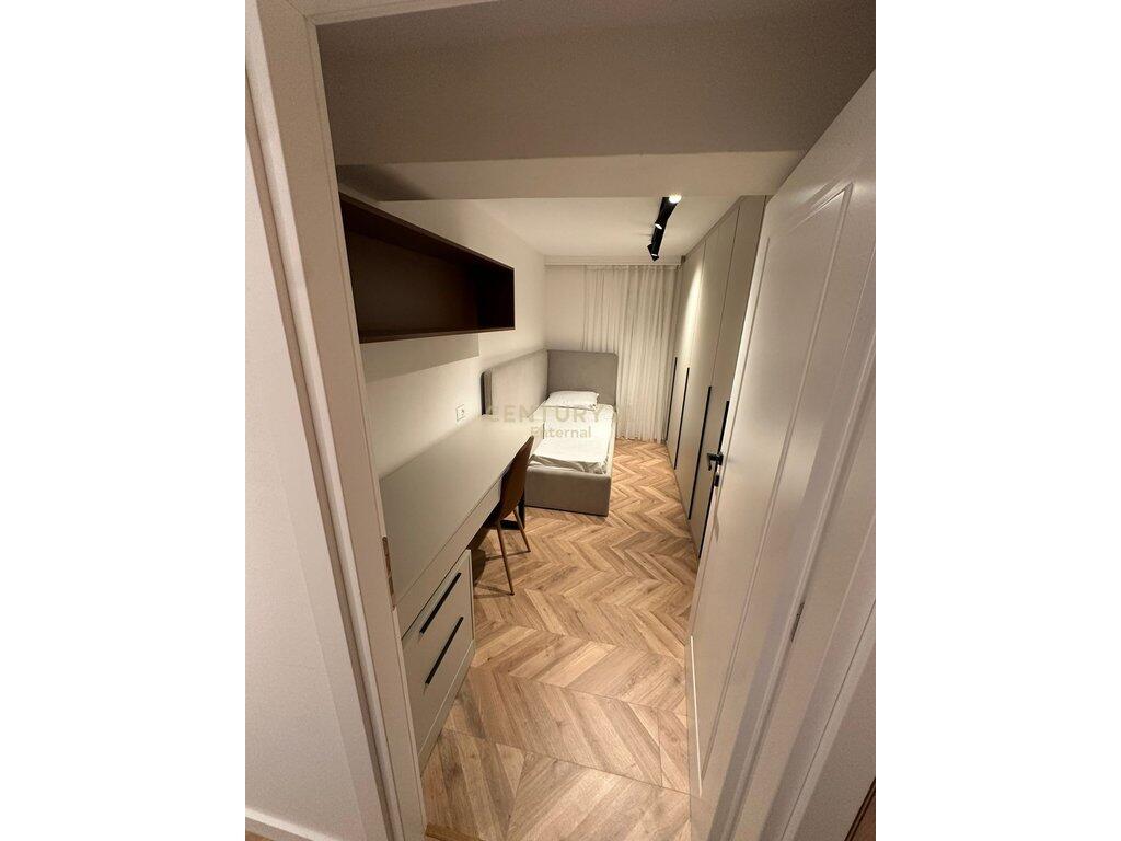 Apartament modern 2+1 me oborr privat + POST PARKIMI !