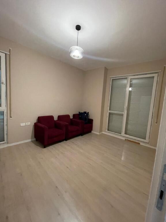 🏢 Shitet apartament 3+1 – Përballë Spitalit Amerikan 3, Tiranë
