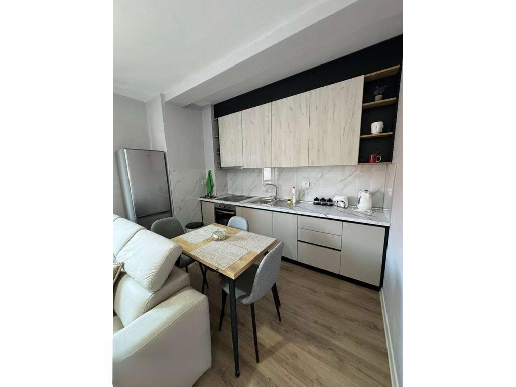 Jepet me qera apartament 2+1 prane Bulevardit! 700 € /Muaj