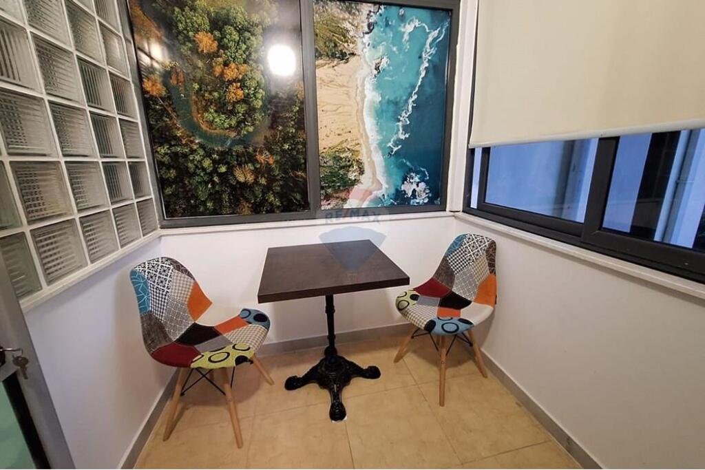 Shiten ne rrugen e Durresit, prane Bllokut te Ambasadave, shiten dy garsoniere.  Te dyja pronat kane nje siperfaqe totale 93.4 m², jane ne katin e 2 ne pallat te ri me ashensor.  Jane te restaurara se fundmi dhe jane totalisht te mobiluara. Kane organizim te rregullt dhe hapesire te bollshme dhe secila prej tyre ka ballkon.  Per me shume informacion apo vizite ne prone , mos hezitoni te na kontaktoni!