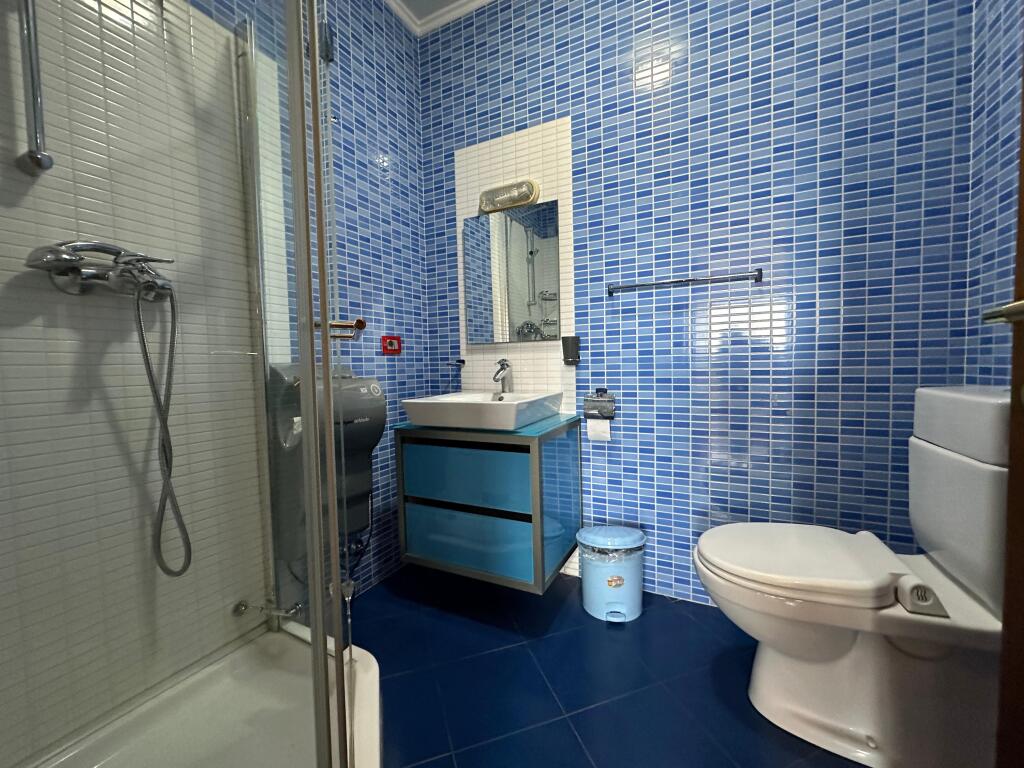 Ambient zyre per qira tek Rruga e Dibres.