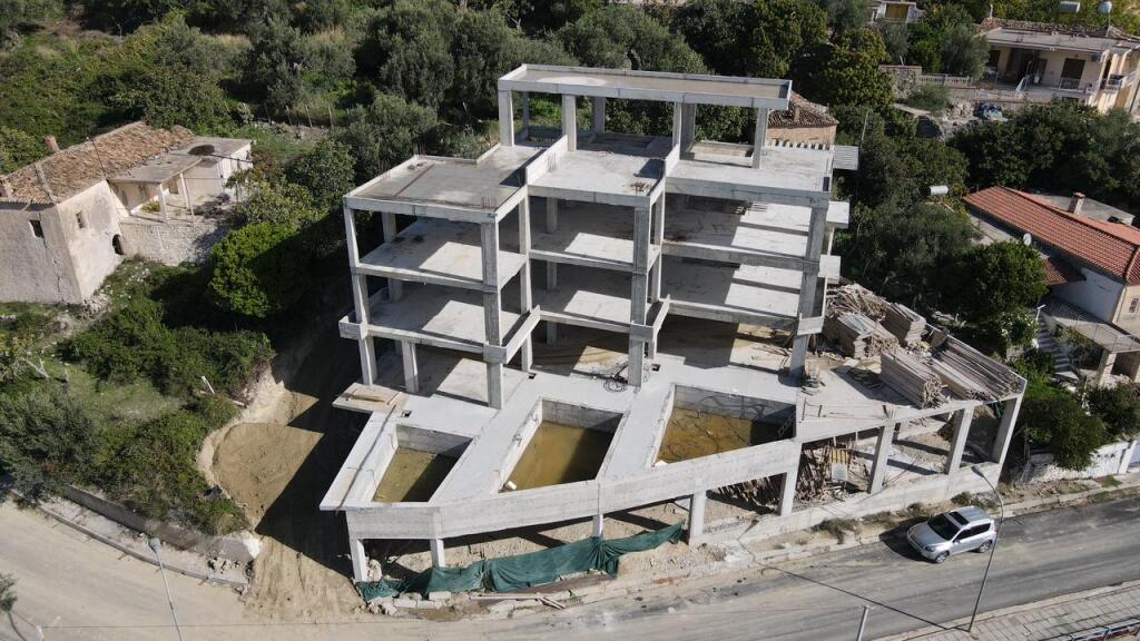 Apartament Me Pishine Per Shitje Ne Radhime