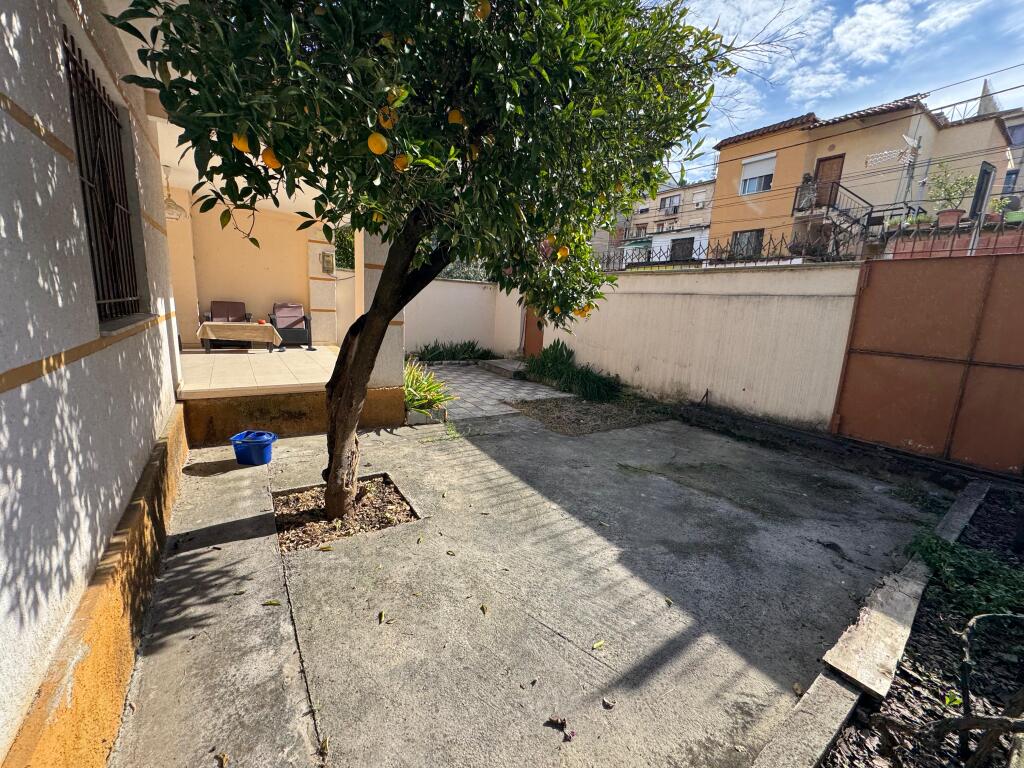 🏡 Jepet me qira shtëpi private në rrugën Frosina Plaku  Shtëpia është e përshtatshme si për banim familjar, ashtu edhe për biznes (kopsht, çerdhe, zyra, etj). 📍 Vendndodhje e qetë dhe e aksesueshme 💰 Çmimi i diskutueshëm