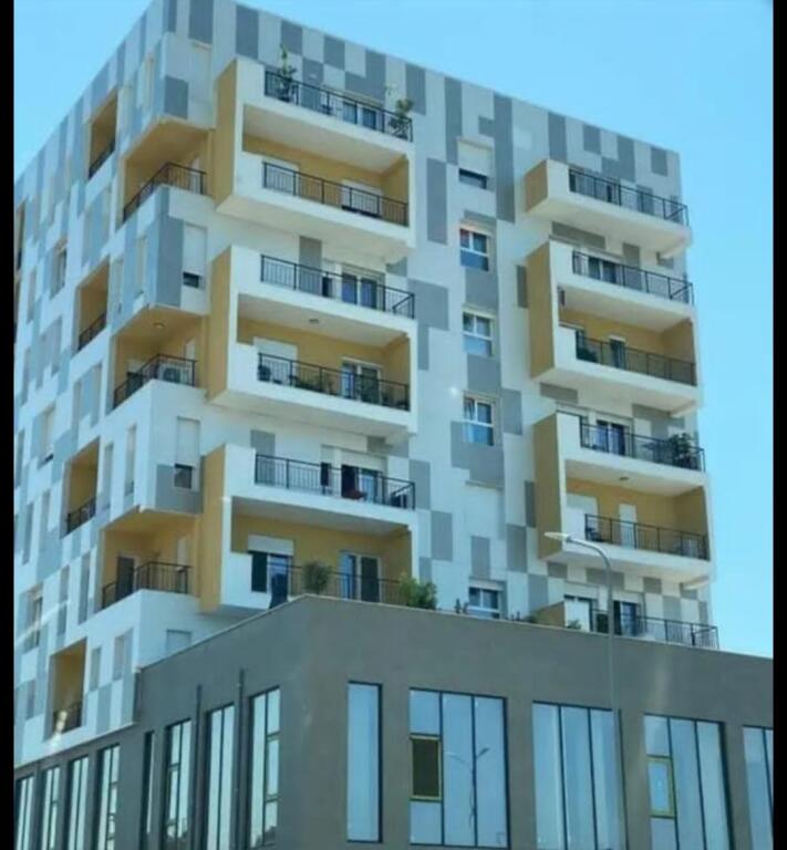 Shitet apartament 2+1 ne Rrugen "Dritan Hoxha",Laprake.