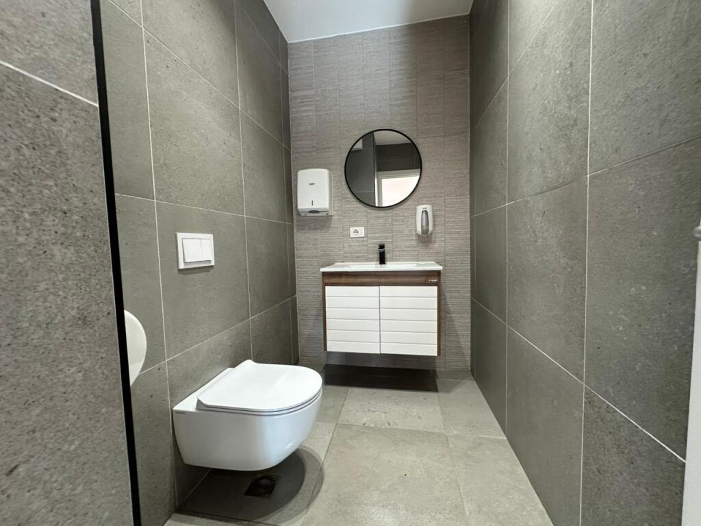 Ambient zyre per qira tek Bulevardi Zogu i Pare.