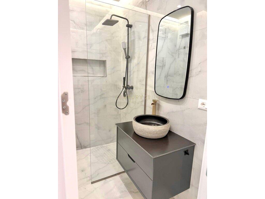 JEPET ME QIRA SUPER APARTAMENT 1+1 ME PAMJE DETI NE CURRILA! 900 € /Muaj