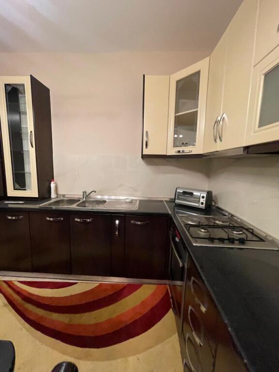 🏢 Shitet apartament 3+1 – Përballë Spitalit Amerikan 3, Tiranë