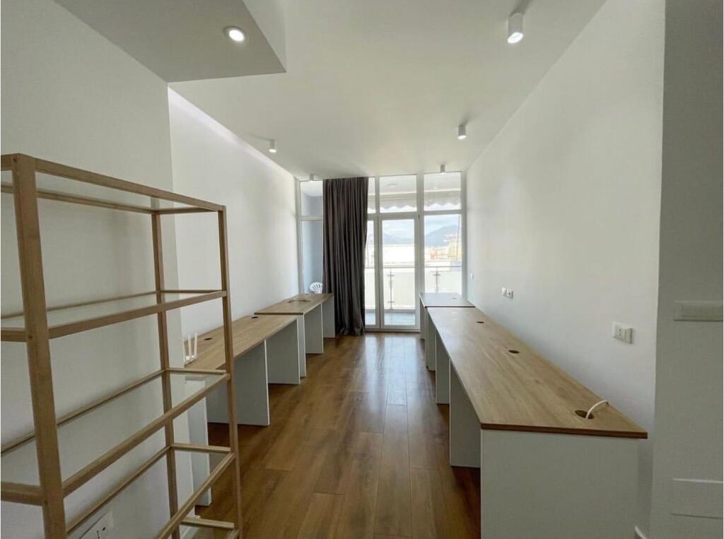 Apartament 2+1 per qira tek Kika 2 tek Komuna e Parisit.