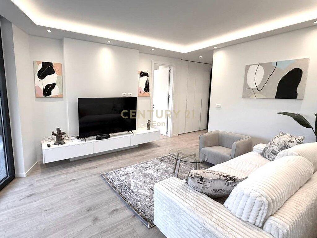 JEPET ME QIRA SUPER APARTAMENT 1+1 ME PAMJE DETI NE CURRILA! 900 € /Muaj