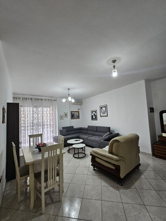 Jepet me Qera: 2+1 +2wc+2 ballkone 📍ASTIR -PRANË RRUGES KRYESORE  Kt.4  PALLAT I RI ME ASHENSOR . CMIMI : 50.000 LEKË/MUAJ  S.110m² ||  TOTALISHT E ARREDUAR.