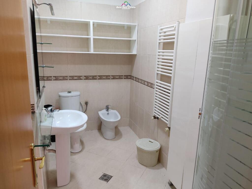 Apartament Me Qera 3+1+2 Tek Komuna e Parisit (ID B230122) Tirane.