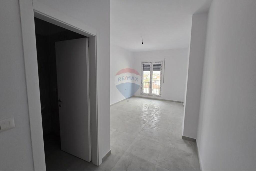 Apartment for sale 2+1+2 in Kamez