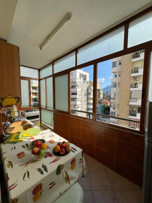 Jepet me qera apartament 1+1, Brenda Pazarit te ri