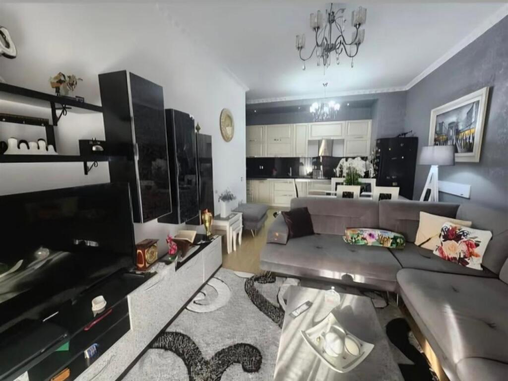 Jepet me qera Apartamenti 2+1+2 , Fresk prane restorant qesarake , 450 mije leke