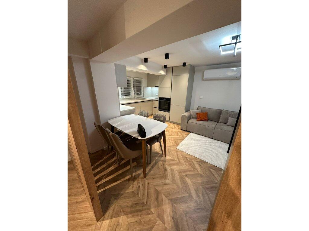 Apartament modern 2+1 me oborr privat + POST PARKIMI !