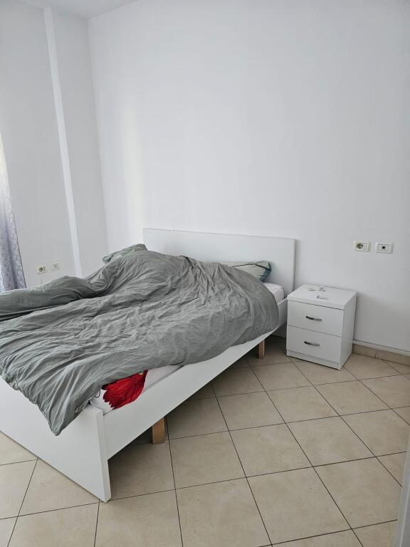 Shitet apartament 1+1 , Rruga e Kavajes prane pasticeri Nela ,Rruga Vace Zela  prane Globe ,105.000euro