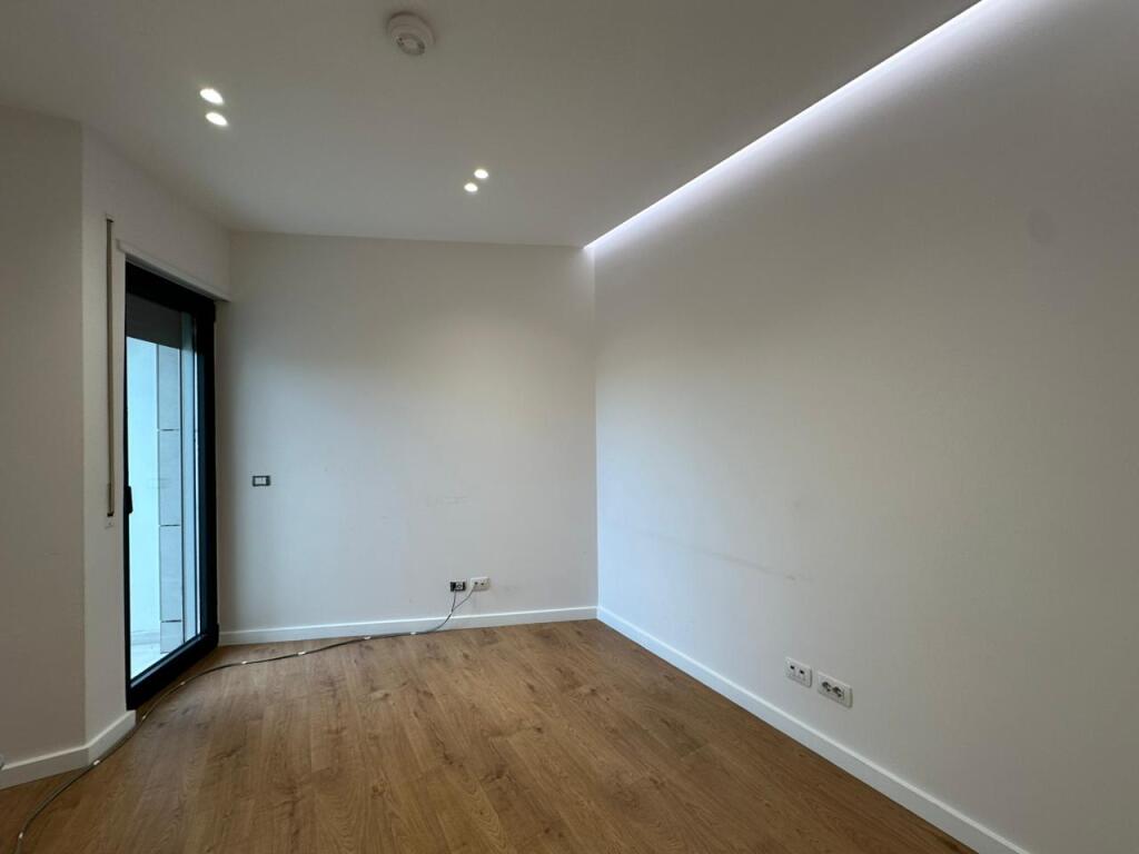 Ambient zyre per qira tek Bulevardi Zogu i Pare.