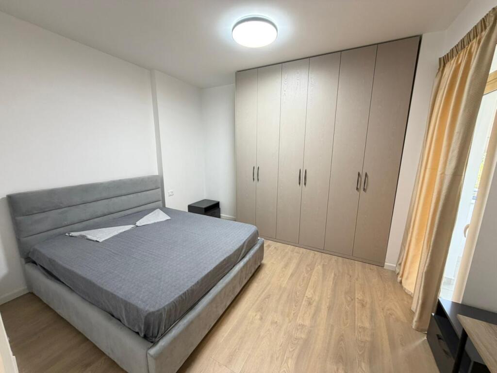 🏢 Apartament 2+1+2 me 2 ballkone për qira – Zogu i Zi  📍 Vendndodhja: Zogu i Zi 🏠 Sipërfaqja: 130 m² 🏢 Kati: 3 (me 2 ashensorë) 🛏 Dhoma: 2 dhoma gjumi + 1 dhomë ndenjeje + 2 tualete 🌅 Ballkone: 2 💶 Çmimi: 1000 €/muaj