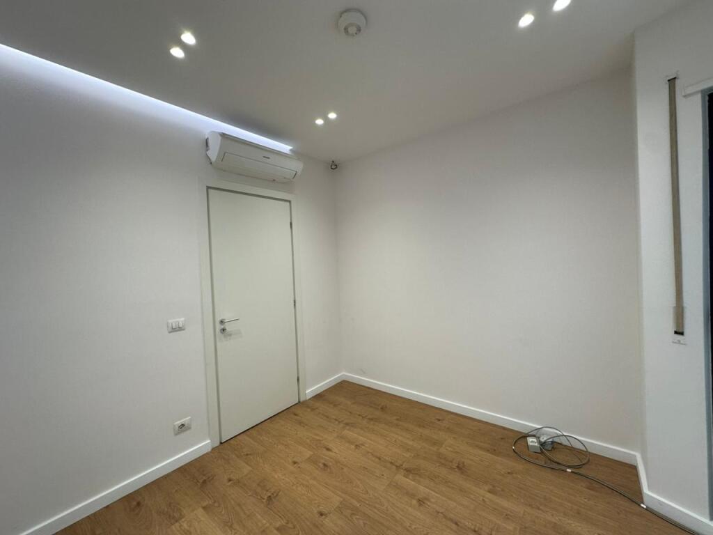 Ambient zyre per qira tek Bulevardi Zogu i Pare.