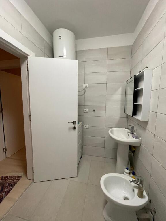 🏢 Shitet apartament 3+1 – Përballë Spitalit Amerikan 3, Tiranë