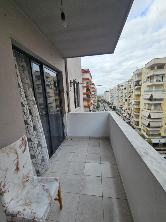 Jepet me Qera: 2+1 +2wc+2 ballkone 📍ASTIR -PRANË RRUGES KRYESORE  Kt.4  PALLAT I RI ME ASHENSOR . CMIMI : 50.000 LEKË/MUAJ  S.110m² ||  TOTALISHT E ARREDUAR.