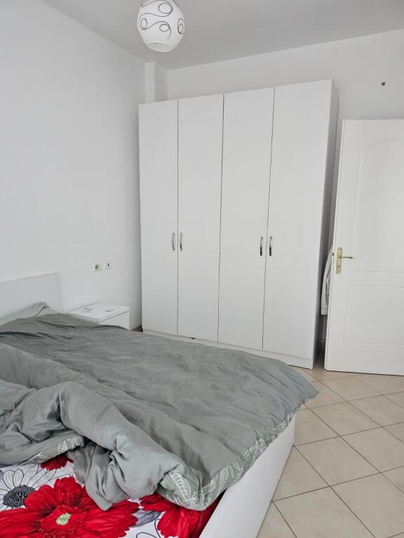 Shitet apartament 1+1 , Rruga e Kavajes prane pasticeri Nela ,Rruga Vace Zela  prane Globe ,105.000euro