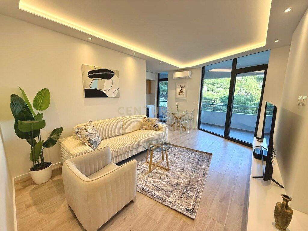 JEPET ME QIRA SUPER APARTAMENT 1+1 ME PAMJE DETI NE CURRILA! 900 € /Muaj