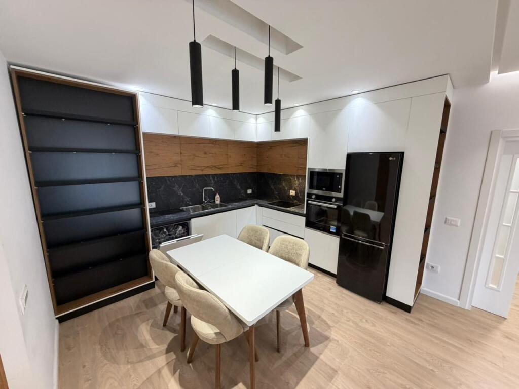 🏢 Apartament 2+1+2 me 2 ballkone për qira – Zogu i Zi  📍 Vendndodhja: Zogu i Zi 🏠 Sipërfaqja: 130 m² 🏢 Kati: 3 (me 2 ashensorë) 🛏 Dhoma: 2 dhoma gjumi + 1 dhomë ndenjeje + 2 tualete 🌅 Ballkone: 2 💶 Çmimi: 1000 €/muaj