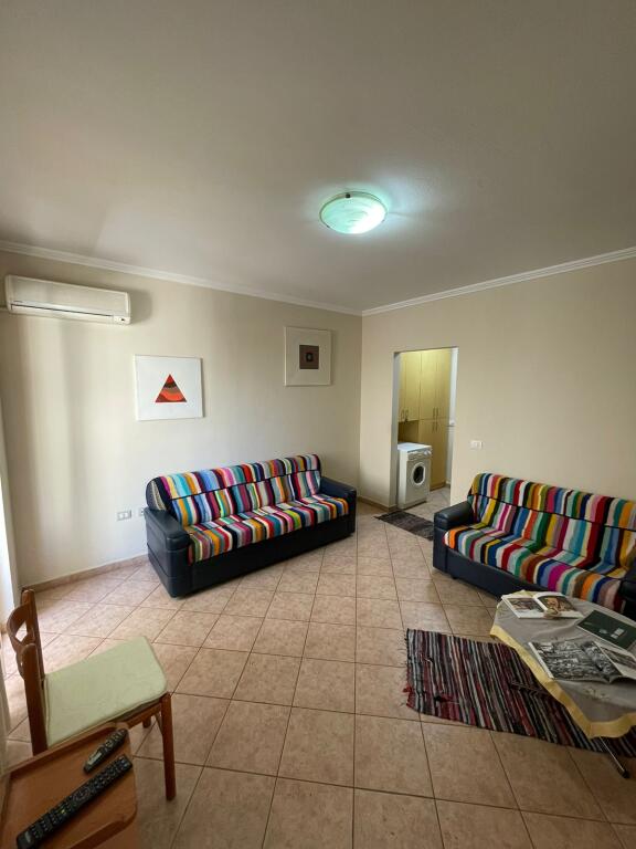 Jepet me qera apartament 1+1, Brenda Pazarit te ri